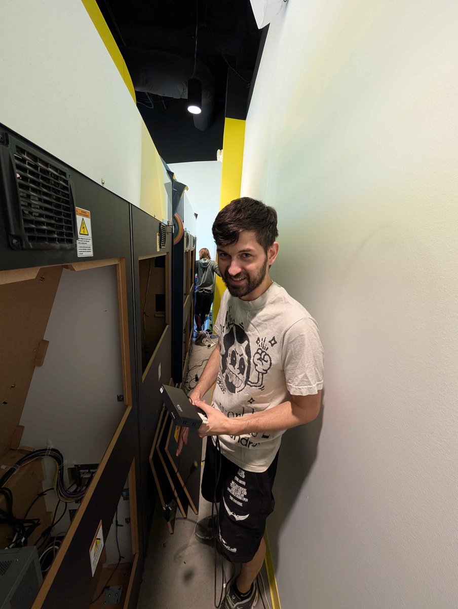 Losermanwins's tweet photo. shoulda never smoked that shit now im in the maimai backrooms https://t.co/z6VpKqOtCW