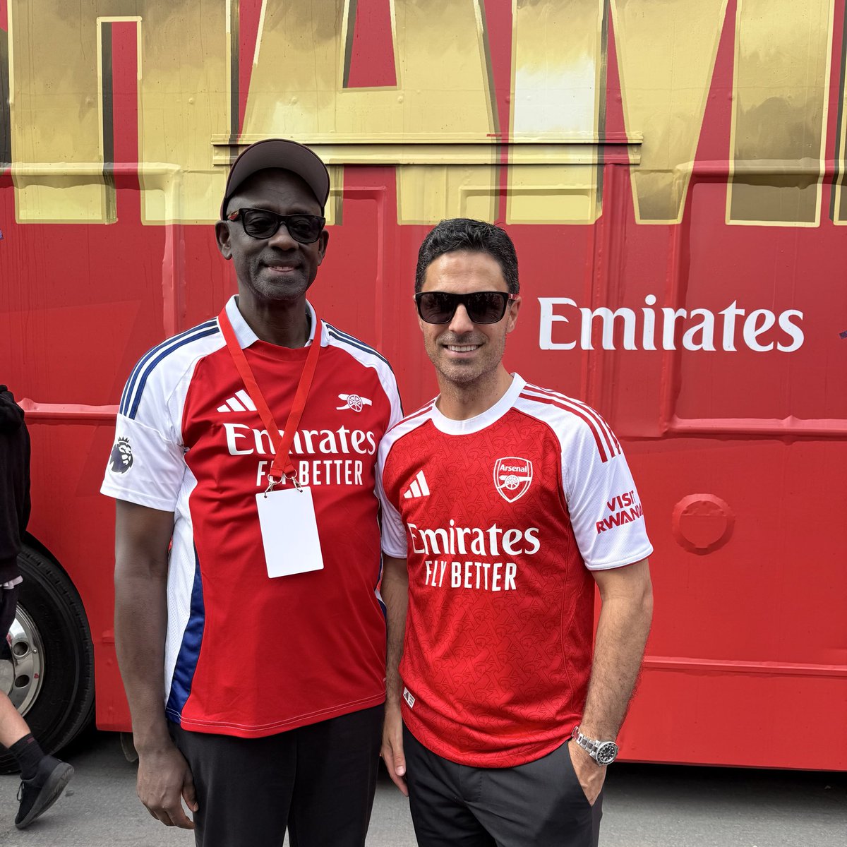 RwandaInUK's tweet photo. Today in London, HC @BusingyeJohns joined over 1.5 million fans celebrating our #VisitRwanda partner Arsenal during their victory parade.

What an incredible atmosphere! The city was buzzing with Arsenal fans from across the UK and around the world, united in celebration. 👏 🔴⚪️ https://t.co/oRYK0FSMEJ