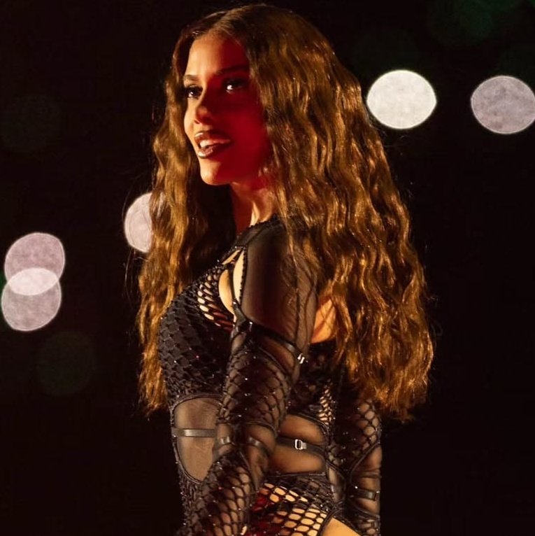 AnittaChart's tweet photo. .@Anitta has now surpassed 15.4 billion streams on Spotify across all credits.

— She extends her own record as the Brazilian female/pop artist (2nd overall) and 32nd female artist most streamed in the platform’s history. https://t.co/FW7jDOmwyD