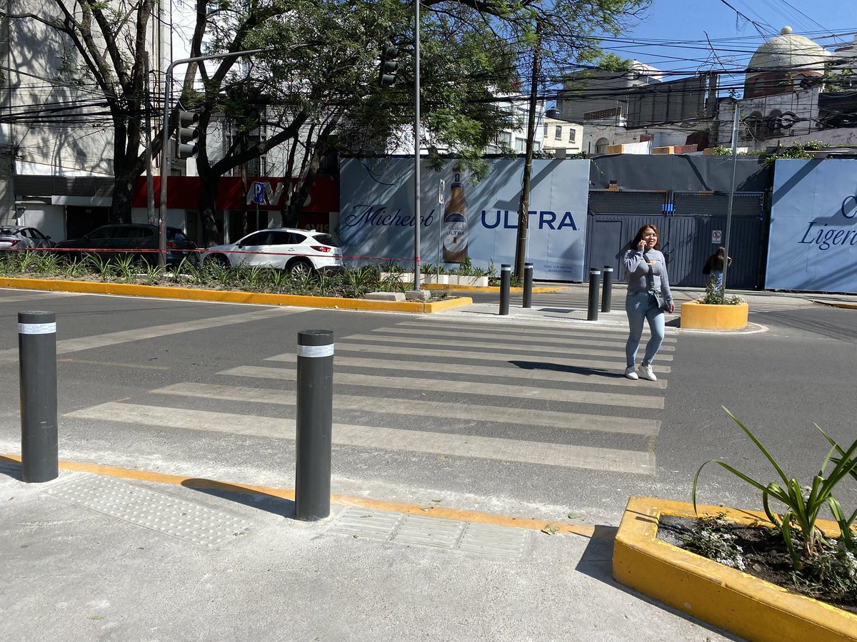 ivanguerramex's tweet photo. CRUCE SEGURO: punto de paso señalizado y visible conforme a normas de movilidad que obliga a conductores y peatones a actuar con precaución para garantizar un cruce de manera ordenada y visible que minimize el riesgo de atropellamientos.

La pintura morada NO ES INFRAESTRUCTURA. https://t.co/ReWtOjhiS9