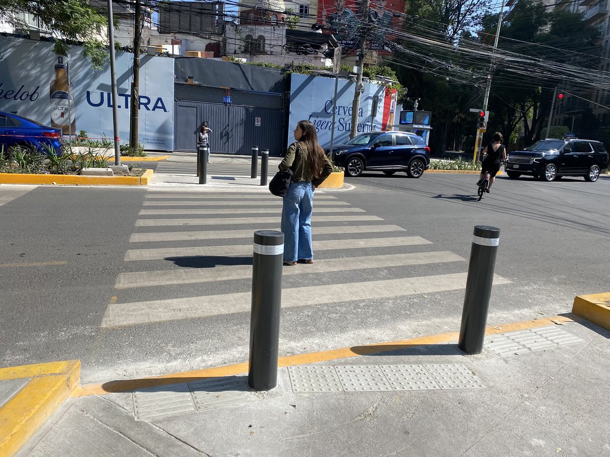 ivanguerramex's tweet photo. CRUCE SEGURO: punto de paso señalizado y visible conforme a normas de movilidad que obliga a conductores y peatones a actuar con precaución para garantizar un cruce de manera ordenada y visible que minimize el riesgo de atropellamientos.

La pintura morada NO ES INFRAESTRUCTURA. https://t.co/ReWtOjhiS9