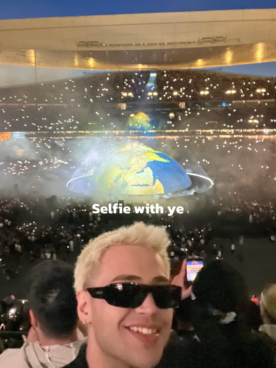 uygraksut's tweet photo. Selfie with ye https://t.co/MTyXwOuv4S