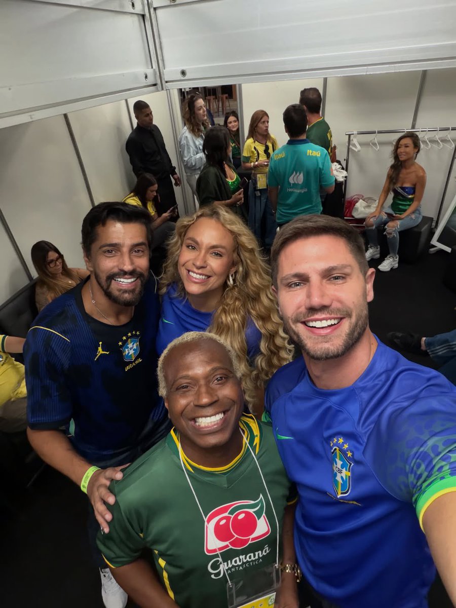 MundinCapetinha's tweet photo. Edilson, Cowboy, Jonas e Sarah no Maracanã!💚 https://t.co/3nwh8M6wj1