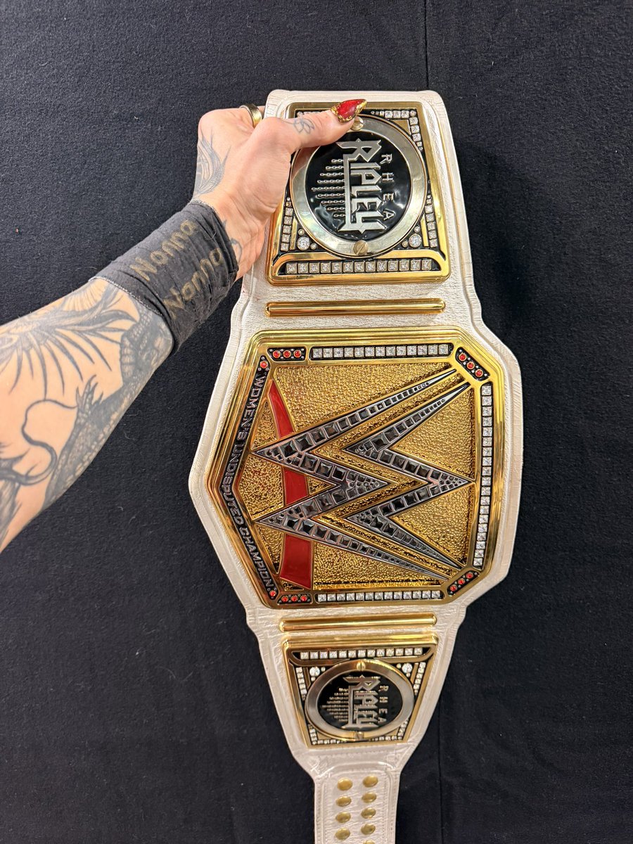 RheaRipley_WWE's tweet photo. That one was for Nonna &amp; Nonno 💚🤍❤️
#ClashInItaly https://t.co/QBdu8IaOe8