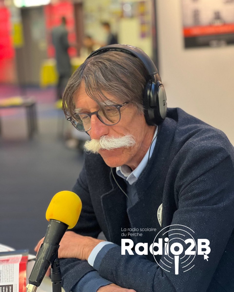 Radio2B's tweet photo. En direct depuis @LesAssises internationales du journalisme de Tours, le 8 avril 2026, Rayan reçoit au stand Radio2B Jérôme Bouvier, président de l'événement.
https://t.co/HBcWqQdhwS https://t.co/CMb134um7q