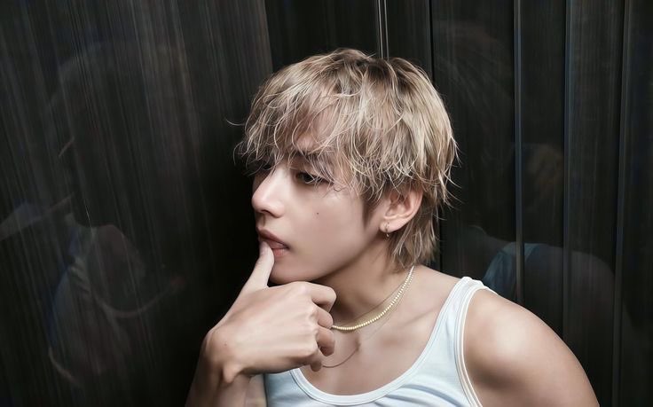 ttgukk7's tweet photo. like a virgin #taekookau

Jungkook mentiu tanto e por tanto tempo sobre sua vida sexual, que agora está preso numa imagem de fuckboy experiente. Mas na real, aos 26 anos ainda é virgem e tá desesperado. Então contrata os serviços de V, um garoto de programa de luxo, capaz de resolver seu problema sem perguntas.