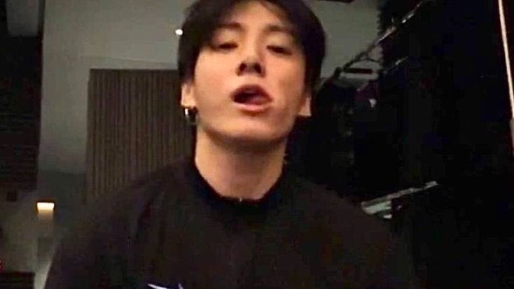 ttgukk7's tweet photo. like a virgin #taekookau

Jungkook mentiu tanto e por tanto tempo sobre sua vida sexual, que agora está preso numa imagem de fuckboy experiente. Mas na real, aos 26 anos ainda é virgem e tá desesperado. Então contrata os serviços de V, um garoto de programa de luxo, capaz de resolver seu problema sem perguntas.