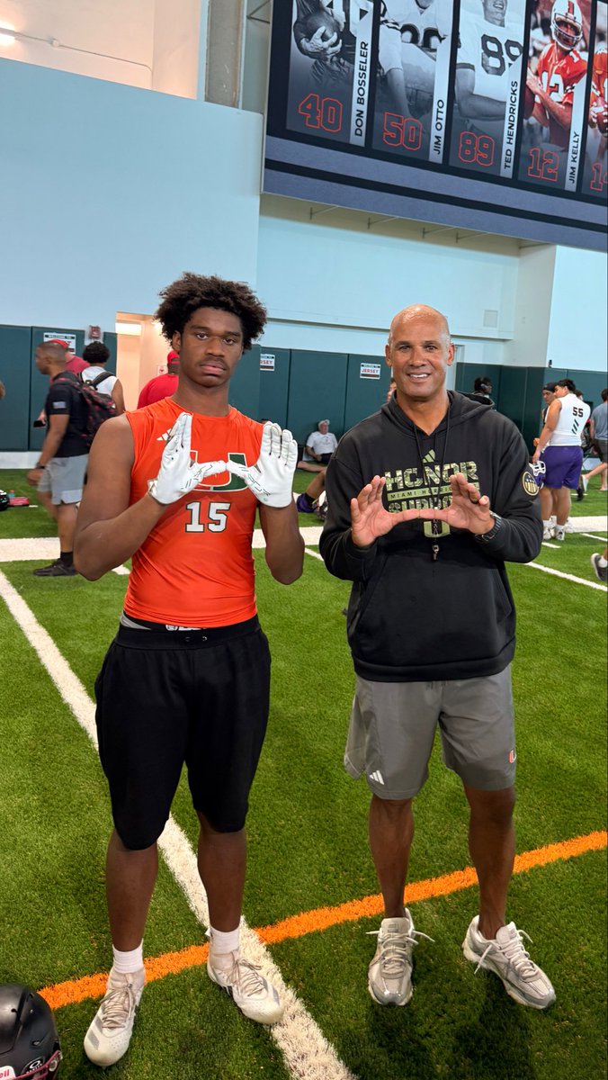 Dwan1xx's tweet photo. 🌴Um 5v5🌴
@CanesFootball @TheCribSouthFLA @ACribeiro3 @GolemanFootball #canesfootball #Goleman #305 #dacrib https://t.co/SyBnICjIMR