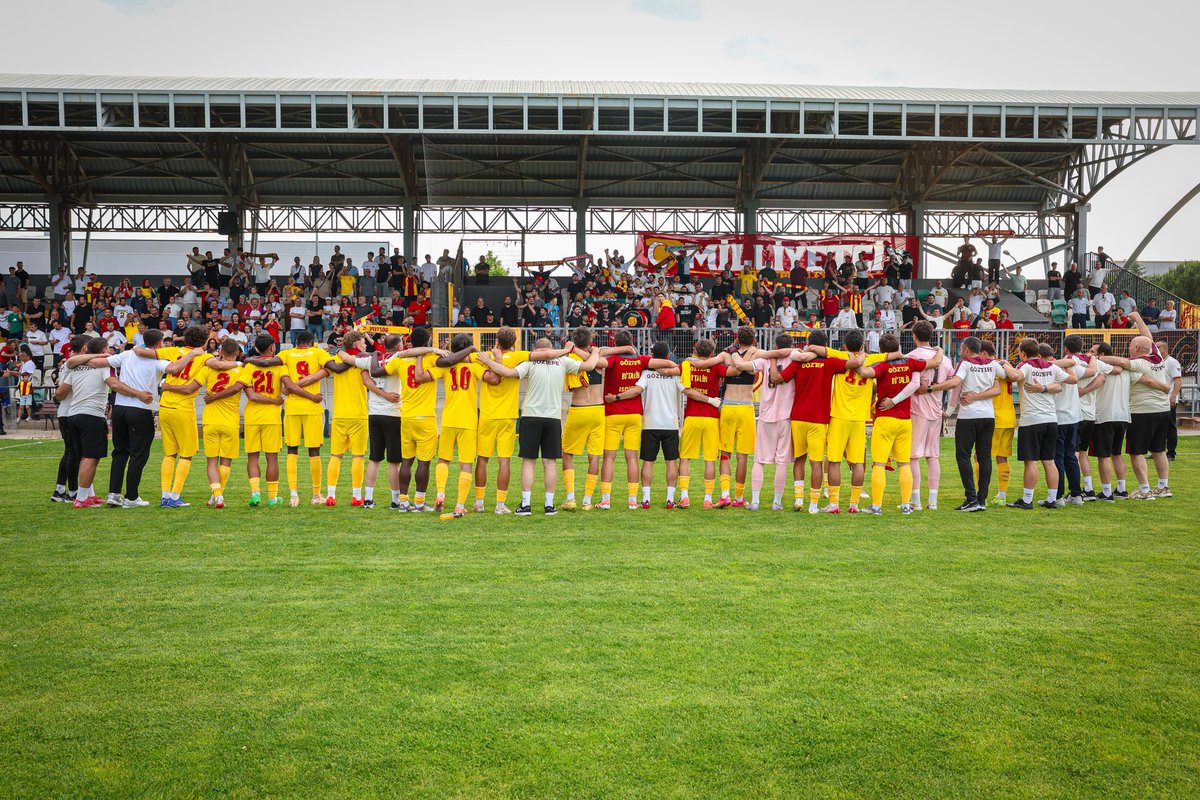 goztepeakademi's tweet photo. İyi Geceler Şanlı #Göztepe Taraftarı💛❤️ https://t.co/kI6UmNebVJ