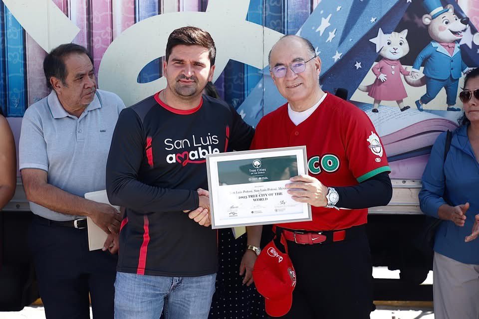 EF_Galindo's tweet photo. 🏅 Por cuarto año consecutivo, obtuvimos el reconocimiento Ciudad Árbol del Mundo que otorgan la @FAOMexico y @arborday, gracias a nuestras políticas públicas permanentes para la protección, conservación y crecimiento del arbolado urbano.

Esta distinción reafirma nuestro compromiso con el cuidado del medio ambiente y el fortalecimiento del patrimonio arbóreo de #SanLuisCapital, para heredar una ciudad más sostenible a las próximas generaciones. 🌳