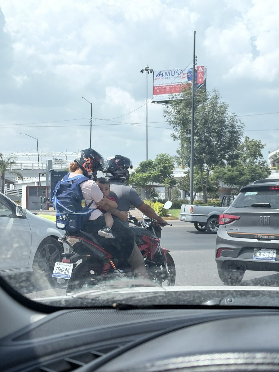 CriticodeLeon's tweet photo. ¿Ustedes creen que el niño ocupe casco o solo los adultos ?🤔 https://t.co/pfi0jDkTZI