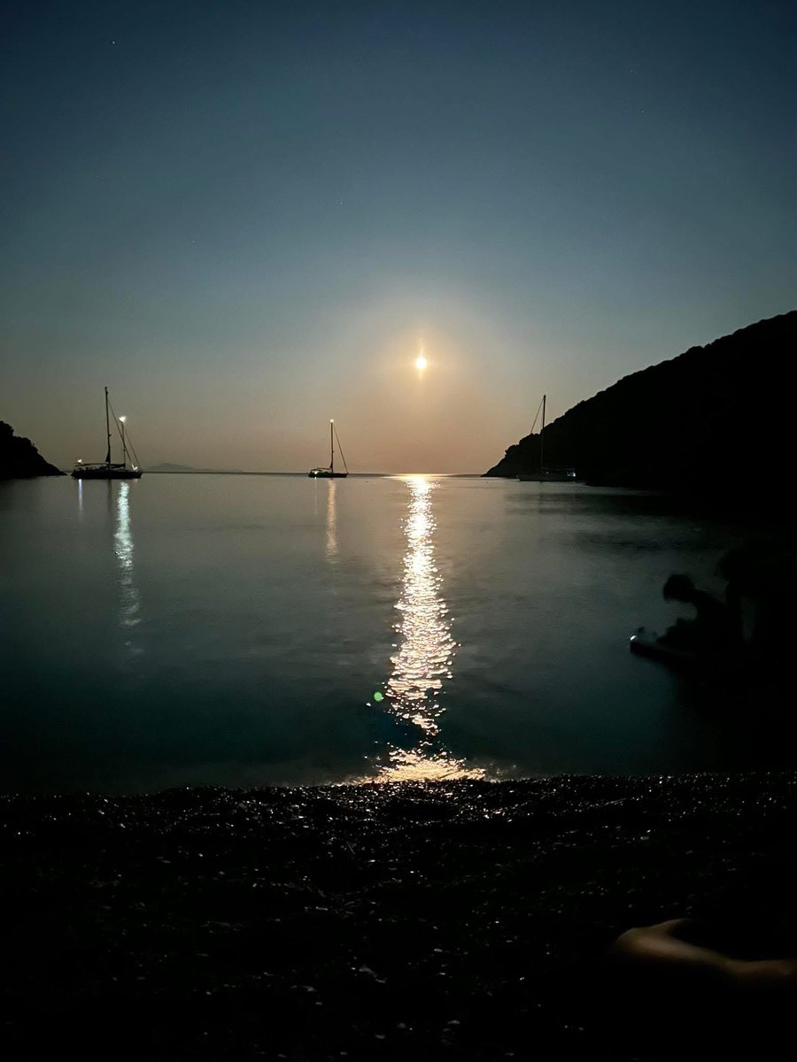 FAmargiotaki's tweet photo. «Cundu luna vini
κι ό,τι θέλει ας γίνει» Ν. Γκατσος 
Ακριβώς έτσι 🤍 #elenianna 🤍
#creta #FullMoonMagic #mood #life #summer 🇬🇷 https://t.co/UObROB90lj