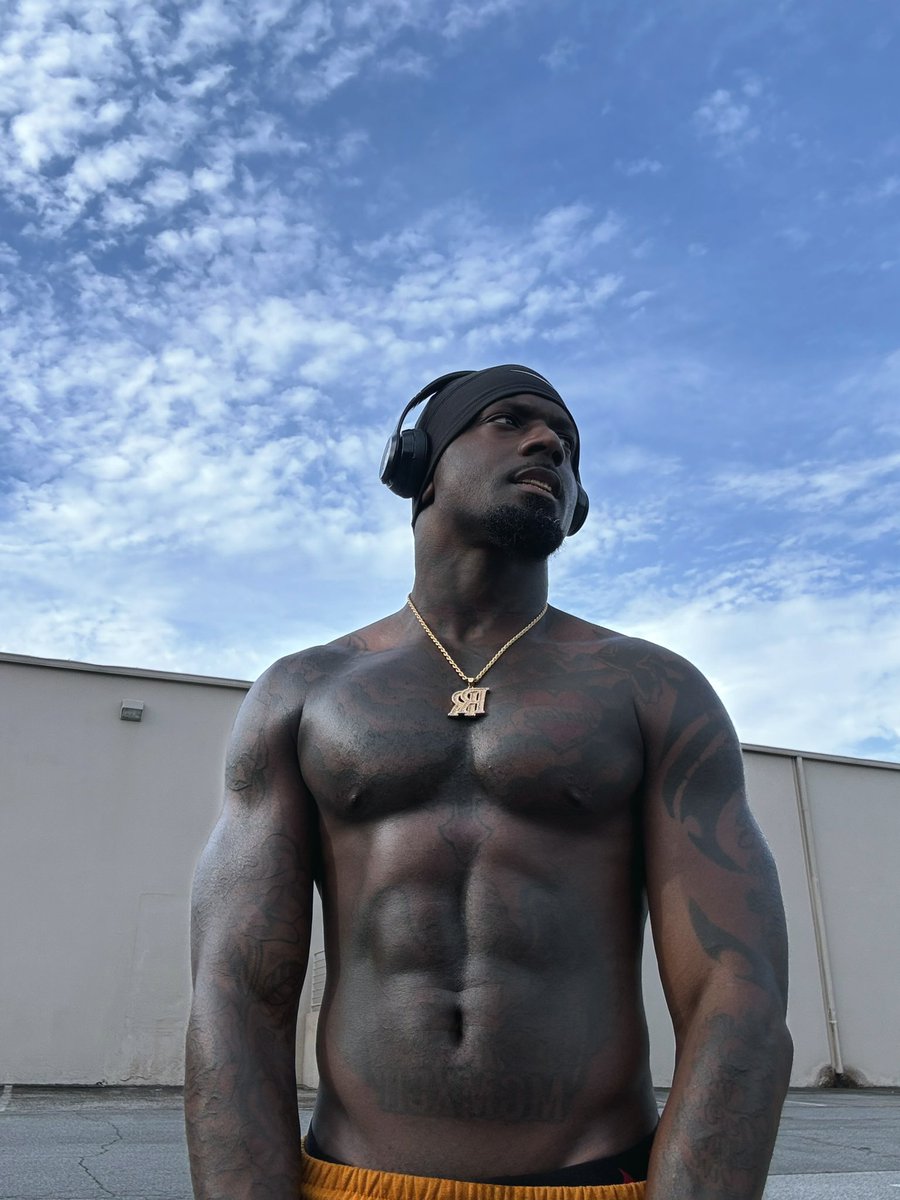 omo_ollanimi's tweet photo. The blue sky is clear and the playlist is locked in, so what's your ultimate excuse for not getting up and chasing it today? https://t.co/fFGFkHZUyR