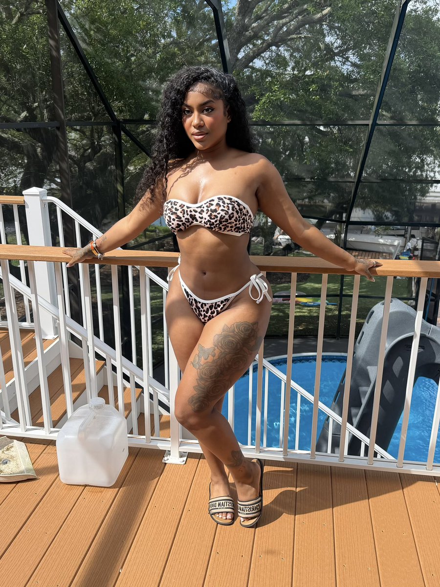 THECARLIREDD's tweet photo. Smack that 🍑 until is cheetah print😅 https://t.co/Lpq00hQNTe