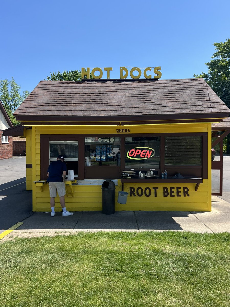 chibbqk1ng's tweet photo. Quick Pit-Stop in Ypsilanti to check off another iconic American hot dog stand. Bill’s Drive-In is known as the yellow stand and they make a mean chili sauce (coney sauce, meat sauce etc). Dogs are skinless but root beer is made on site. Loose burger = sauce in a bun. Since 1939. https://t.co/DcpSjJQBfP