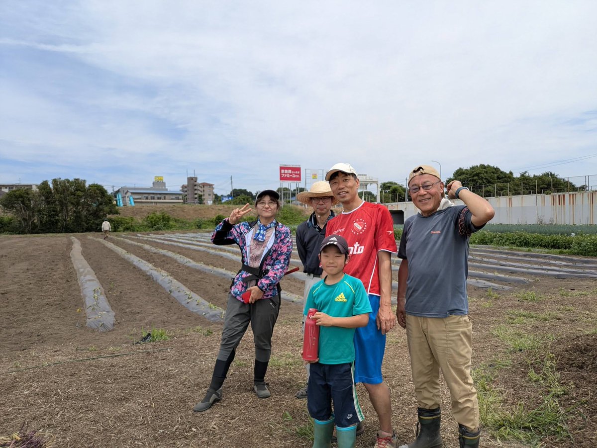 SonoOpanda's tweet photo. イベント終了後の一コマ。
あきないキッズと一緒に畑でハンドパン&amp;あきないキッズバスターズのみなさんと一緒に。
いい汗かけました。

お子さんやお孫さんと一緒に体験してみたい方いらっしゃいましたら、あきないキッズイベント是非いらしてください(^-^)/ https://t.co/Rkza6bkTGu