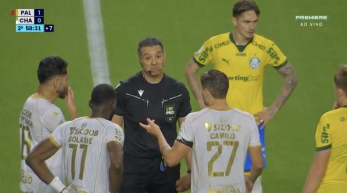 futebol_info's tweet photo. Alexandre Lozetti, comentarista da Globo, sobre a atuação do árbitro Felipe Fernandes de Lima em Palmeiras 1x0 Chapecoense:

“A atuação dele no final do jogo é um horror. A demora toda foi um horror. Pra mim, ele anulou um gol legal da Chapecoense. O Palmeiras foi melhor time e venceu o jogo merecidamente, mas ele anulou um gol legal e ignorou uma revisão longa do VAR, num processo que pode até ser legal, mas que é raríssimo de acontecer. O VAR reviu por muitos ângulos e disse a ele: 'foi gol'. Ele confirma o gol e depois decide rever, e passa um tempão no vídeo vendo a mesma imagem. Pra mim, ele tomou a decisão errada. E ele decidiu ser o centro das atenções no final do jogo. Ridícula a postura dele. Ridícula!”

📸 Reprodução/Premiere