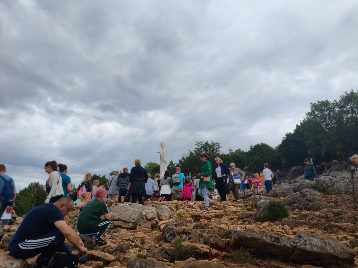 DaniElefantman's tweet photo. El Monte Podbrdo es conocido como la "Colina de las Apariciones", un sitio de peregrinación católica muy concurrido en Bosnia y Herzegovina. #colina #monte #apariciones #hacerfotos https://t.co/Bqah79AyH0