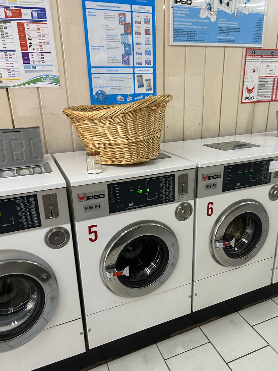 obk's tweet photo. Overal in Brussel heb je nog ouderwetse wassalons. Vorige week vroeg ik mij nog af, wie zitten daar eigenlijk? Nu weet ik dat het mensen zijn zoals ik, die niet zelf een wasmachine aan kunnen sluiten als de opzetstukjes niet passen. Heerlijk rustgevend! https://t.co/Yt6OgaMaMc
