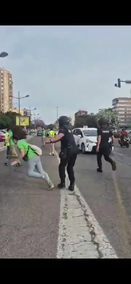 danielfs6's tweet photo. Esta es difícil ehhh: 

Encuentra las 7 diferencias en el trato de la Policía a Vito Quiles y a una señora defendiendo la #EducaciónPública https://t.co/90eb0tfuSj