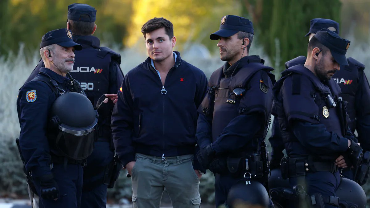 danielfs6's tweet photo. Esta es difícil ehhh: 

Encuentra las 7 diferencias en el trato de la Policía a Vito Quiles y a una señora defendiendo la #EducaciónPública https://t.co/90eb0tfuSj