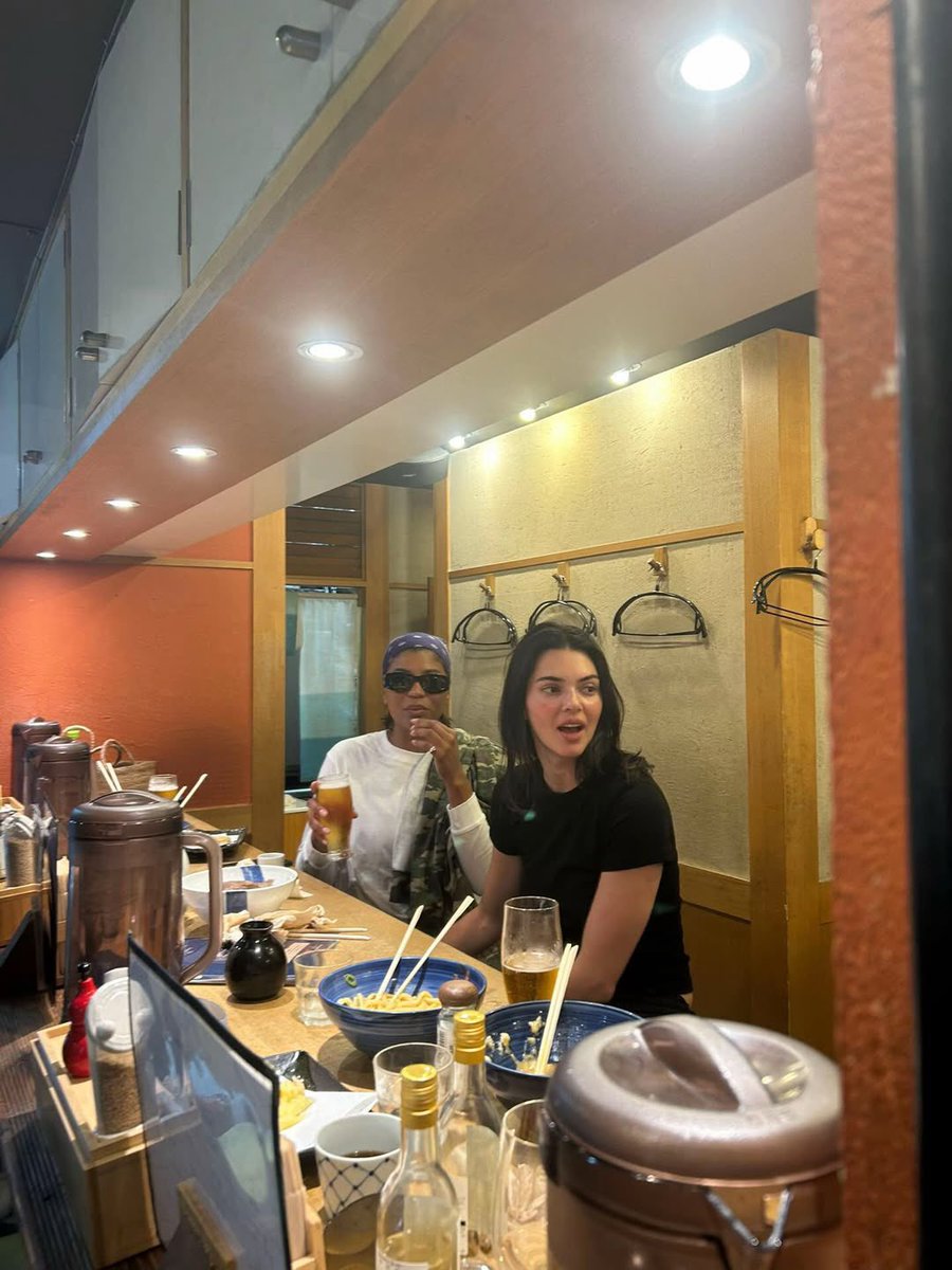 kendalljenarg's tweet photo. Kendall Jenner &amp; Jacob Elordi recientemente en un restaurante en Japón. https://t.co/KPqg9NI3Cb