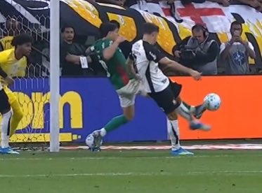 Oledobrasil's tweet photo. Vamos usar exemplos do próprio Palmeiras pra gente desenhar quão ridícula é a arbitragem brasileira.

- o Bahia pediu uma falta num lance parecido com esse do Murilo num gol do Palmeiras. O árbitro não deu.
- o Palmeiras pediu pênalti contra o Corinthians num lance quase idêntico a esse do lateral direito que fez a falta. O árbitro não deu.

Mesmo campeonato. Mesmo ano.

Não tem como. A arbitragem brasileira é patética.

📸 reprodução