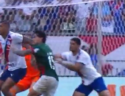 Oledobrasil's tweet photo. Vamos usar exemplos do próprio Palmeiras pra gente desenhar quão ridícula é a arbitragem brasileira.

- o Bahia pediu uma falta num lance parecido com esse do Murilo num gol do Palmeiras. O árbitro não deu.
- o Palmeiras pediu pênalti contra o Corinthians num lance quase idêntico a esse do lateral direito que fez a falta. O árbitro não deu.

Mesmo campeonato. Mesmo ano.

Não tem como. A arbitragem brasileira é patética.

📸 reprodução