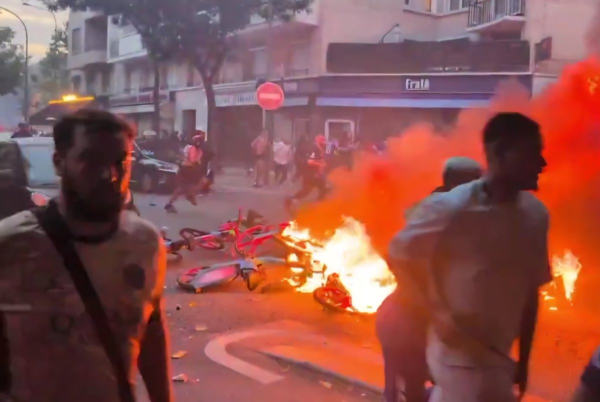 GiggleVibes247's tweet photo. PSG's Champions League victory should have been a night of celebration, not chaos. 🇫🇷🏆

Scenes of vandalism, violence, and disorder on the streets of Paris are completely unacceptable. Football is passion, but there's no excuse for putting people and property at risk. 🚔 https://t.co/PEx2ZWuzWn