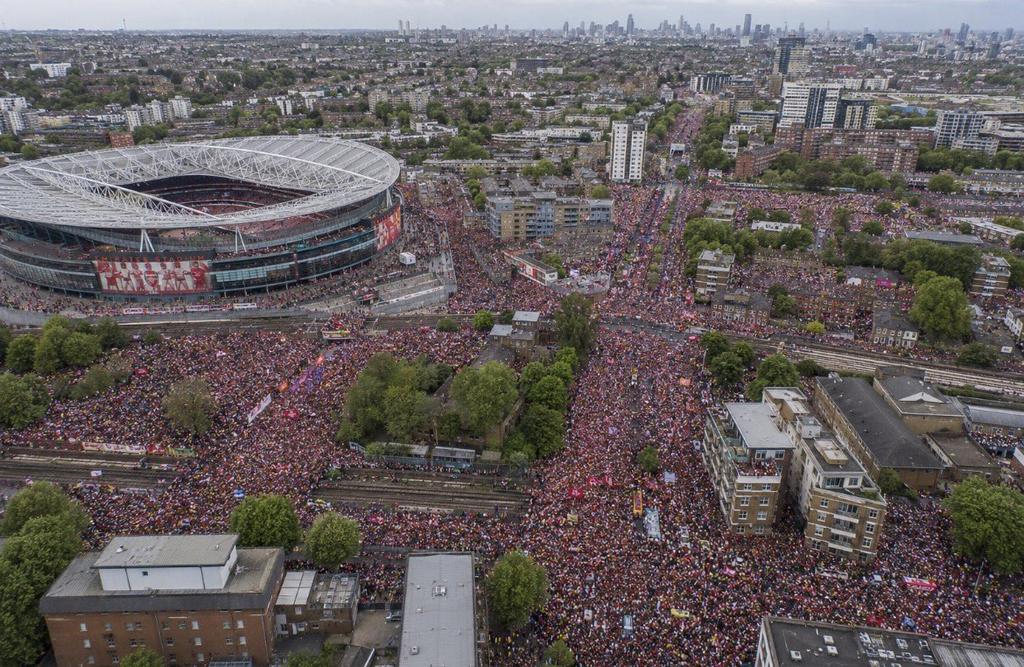 AMTanimu's tweet photo. RECORD BREAKING: 
Over 1.5 million attended Arsenal's trophy parade in London, showcasing the city's overwhelming support. https://t.co/STg3LKRDfz