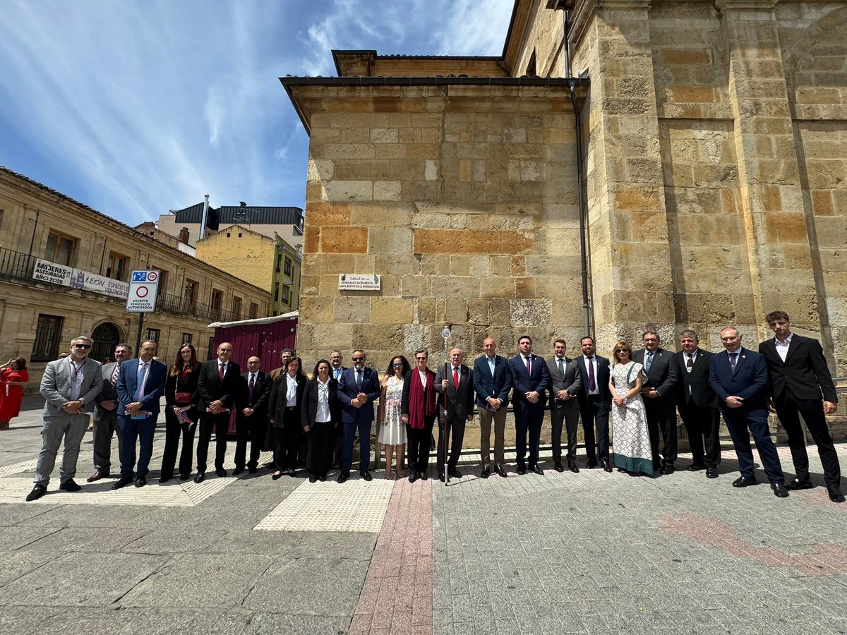 HSM_Leon's tweet photo. Hoy, con la toma de posesión el Hno. Roberto del Agua como nuevo presidente al frente de nuestra Hermandad, finaliza un capítulo en nuestra historia a la vez que empieza otro nuevo. https://t.co/cK5nNyyz2p