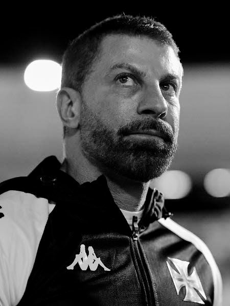 zonavasco's tweet photo. Copa do Brasil: deu sorte que pegou time de Série C, mesmo assim passou vergonha no jogo em casa

Sulamericana: classificou como 2º num grupo patético e arrumou mais duas datas no calendário pós Copa

Brasileirão: Z4

Gênio da gestão esportiva. Merece mais 3 anos de mandato. Merece o fim da quarentena pra vender a SAF e conseguir emprego. 👏👏