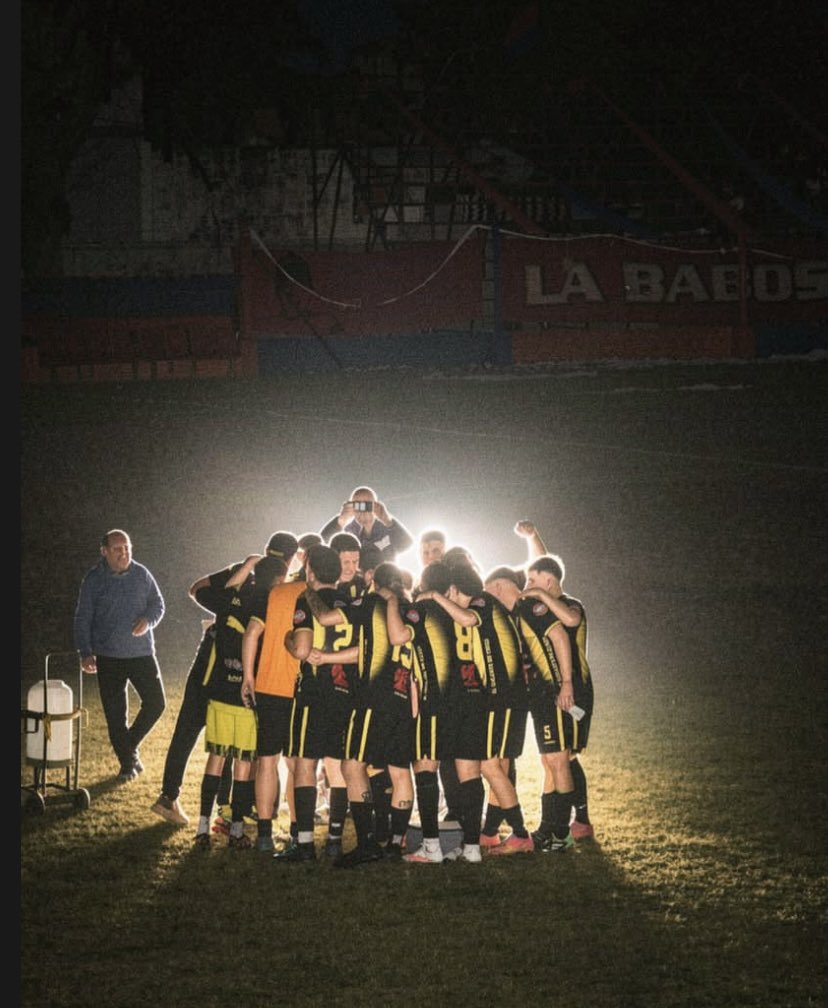 IaraGar97's tweet photo. Siempre central 🖤💛🖤 https://t.co/ZlFh1F0AEv