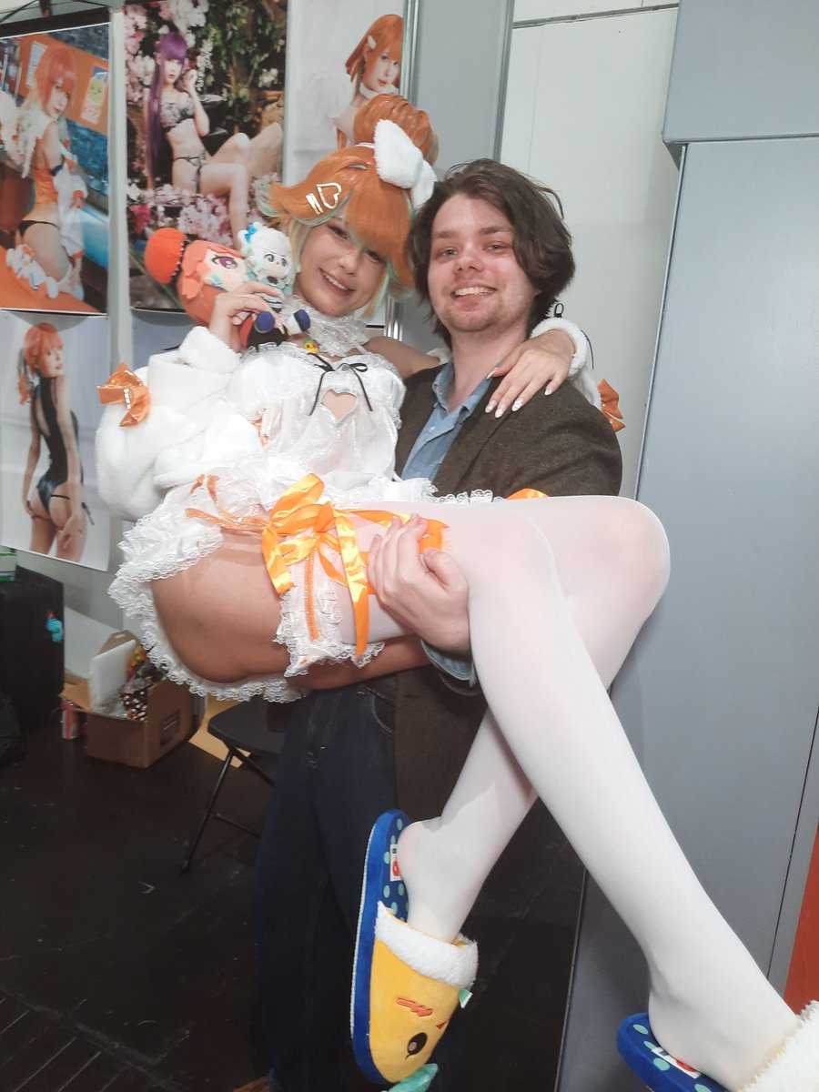 TheWeebaguette's tweet photo. What an adorable bird! Surely everything will-- wait what is this licentious things those plushies are doing?? #FoundWan https://t.co/lcn6oksVK5
