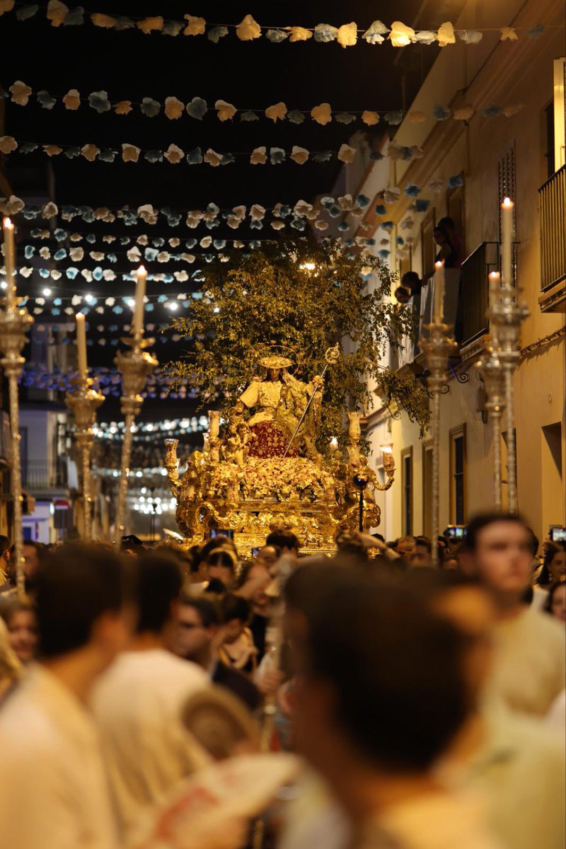 PastoraCapu's tweet photo. #PastoraC26 | El paso de la Divina Pastora por la calle Antonio Machín.

“El tintineo de gloria
que va marcando sus pasos
se ha vuelto viva y plegaria
rezos que salen del alma
queriendo estar a su lado” https://t.co/brLu6oSs6K