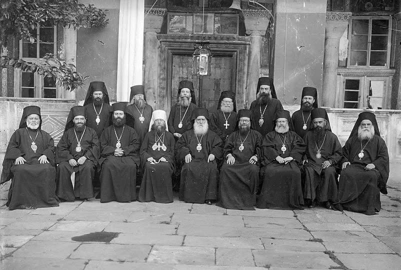 CudoRs's tweet photo. Свети владика Николај Српски у посети Светој Гори 1930. године.
Фотографија је настала у светогорском манастиру Ватопеду. Свети Николај седи други с десне стране. ✍️✍️✍️ https://t.co/Kv3WmYMQcw