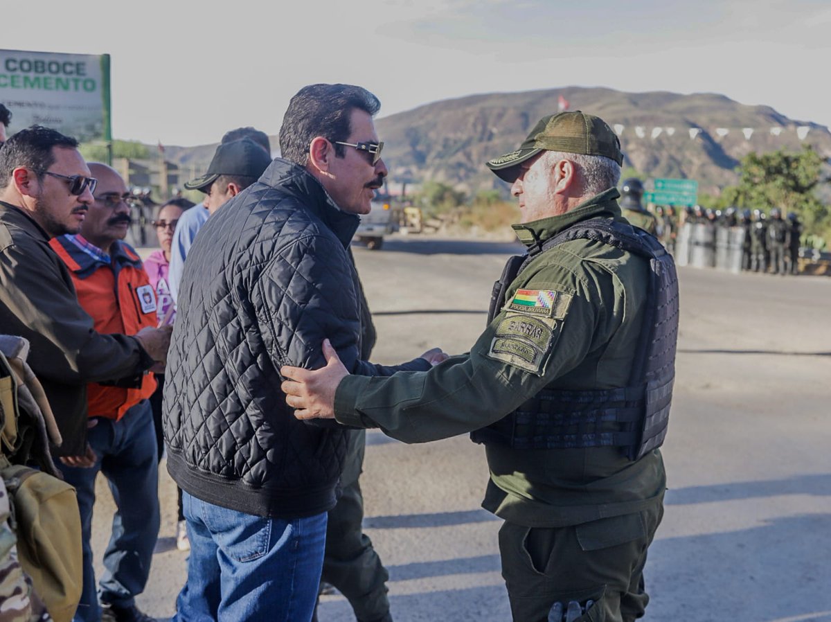 ManfredBolivia's tweet photo. Llevamos alimentos, bebidas y algunos insumos para las fuerzas del orden que están custodiando el puesto de Parotani. Vamos a continuar enviando ayuda a este punto de resguardo. https://t.co/SKZXbSovXr