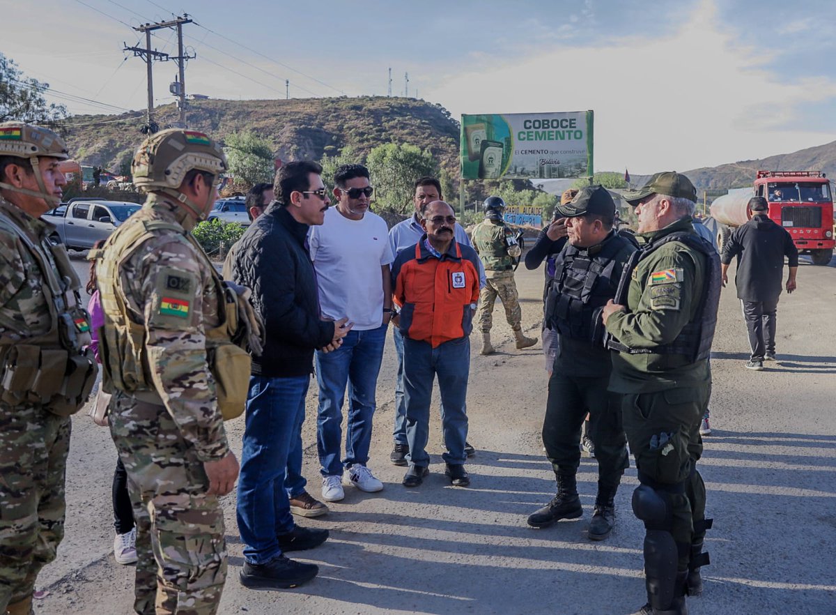 ManfredBolivia's tweet photo. Llevamos alimentos, bebidas y algunos insumos para las fuerzas del orden que están custodiando el puesto de Parotani. Vamos a continuar enviando ayuda a este punto de resguardo. https://t.co/SKZXbSovXr