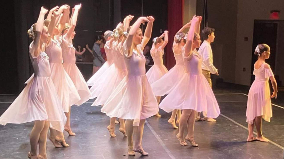 ubalumni's tweet photo. A double major in business and dance at #UBuffalo—and the bold advice of one professor—helped alumna Kendra Slatt take the leap into starting her own dance studios. 💙 https://t.co/UBeKdPXGc9 https://t.co/4E72B9RgJX