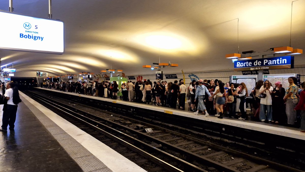 overfl0wing's tweet photo. Jsp comment vous faites pour aller trql sur le quai... 
Perso je préfère toujours prendre le métro dans le sens inverse pr le reprendre normal, c'est horrible qd c'est blindé à cause des concert cm ça https://t.co/t1eSA12UOo