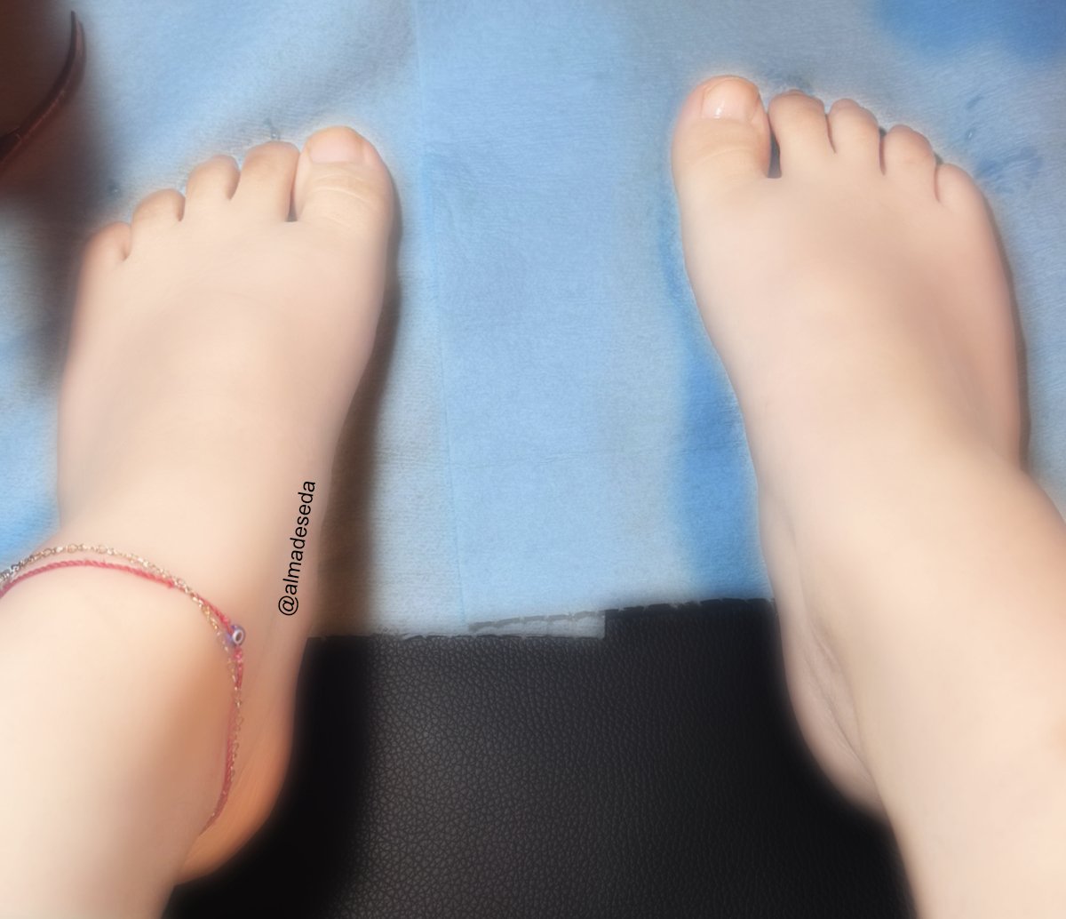 ingridesire7's tweet photo. Nice and glowy #feetfetısh #feetworshi̇p #FeetOfTheDay https://t.co/mvfKQaoxVp