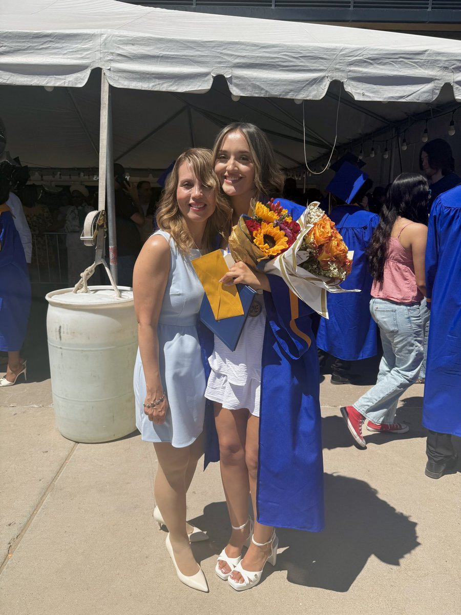 ThomasManorES's tweet photo. So proud of my beautiful graduate. Blessed to have been her elementary principal. 🙏 Proud momma & Trooper alum as she will also pursue a degree in education. Future #TexasState Bobcat. Congratulations my Sophie! 🎉♥️ https://t.co/AjIpmByWZh