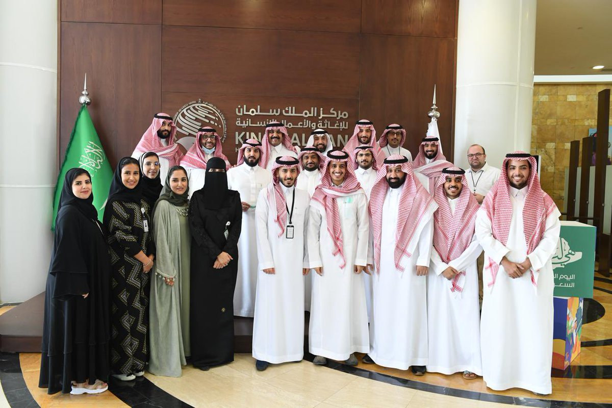Shalhoub88's tweet photo. 🖋️ في الإدارة :

الإدارة فن ، فهي لا تقتصر على إصدار التوجيهات وإتخاذ القرارات، بل تتمثل في قدرة القائد على بناء فريق عمل مؤهل وقادر على تحقيق الأهداف بكفاءة واستدامة. فالقائد الناجح لا يحتفظ بخبراته ومعارفه لنفسه، بل يحرص على نقلها إلى فريقه، ومشاركة تجاربه معهم، وتمكينهم من الإستفادة منها بما يسهم في تطوير أدائهم المهني والشخصي.

كما أن من أهم صفات القيادة الناجحة إشراك الموظفين في صناعة القرار، والإستماع إلى آرائهم ومقترحاتهم، وإتاحة الفرصة لهم للمساهمة في تطوير بيئة العمل وتحسين الإجراءات. فالموظف عندما يشعر بأن رأيه محل تقدير يصبح أكثر انتماءً وحرصًا على نجاح المنظمة .

ولا يقتصر دور القائد على المتابعة والتوجيه، بل يمتد إلى دعم وتمكين فريق العمل، ومنحهم الثقة والمسؤوليات المناسبة، وتوفير الفرص التي تساعدهم على النمو وإكتساب المهارات القيادية. فالقائد الحقيقي لا يصنع موظفين يعتمدون عليه، بل يصنع قادة قادرين على تحمل المسؤولية وقيادة المستقبل.

إن أعظم إنجاز يحققه القائد ليس فقط ما ينجزه خلال فترة قيادته، بل ما يتركه من كوادر مؤهلة وقادة متمكنين يواصلون مسيرة النجاح والتطوير من بعده.

ملخص ماذكرت 👇🏻

" القائد الناجح لا يقاس بعدد من يعملون تحت إدارته، بل بعدد القادة الذين صنعهم ومكّنهم ليقودوا من بعده ".