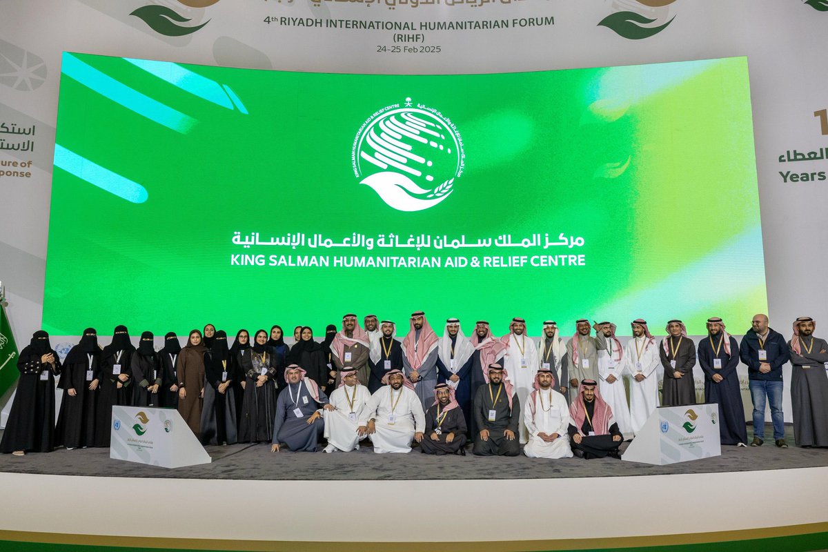 Shalhoub88's tweet photo. 🖋️ في الإدارة :

الإدارة فن ، فهي لا تقتصر على إصدار التوجيهات وإتخاذ القرارات، بل تتمثل في قدرة القائد على بناء فريق عمل مؤهل وقادر على تحقيق الأهداف بكفاءة واستدامة. فالقائد الناجح لا يحتفظ بخبراته ومعارفه لنفسه، بل يحرص على نقلها إلى فريقه، ومشاركة تجاربه معهم، وتمكينهم من الإستفادة منها بما يسهم في تطوير أدائهم المهني والشخصي.

كما أن من أهم صفات القيادة الناجحة إشراك الموظفين في صناعة القرار، والإستماع إلى آرائهم ومقترحاتهم، وإتاحة الفرصة لهم للمساهمة في تطوير بيئة العمل وتحسين الإجراءات. فالموظف عندما يشعر بأن رأيه محل تقدير يصبح أكثر انتماءً وحرصًا على نجاح المنظمة .

ولا يقتصر دور القائد على المتابعة والتوجيه، بل يمتد إلى دعم وتمكين فريق العمل، ومنحهم الثقة والمسؤوليات المناسبة، وتوفير الفرص التي تساعدهم على النمو وإكتساب المهارات القيادية. فالقائد الحقيقي لا يصنع موظفين يعتمدون عليه، بل يصنع قادة قادرين على تحمل المسؤولية وقيادة المستقبل.

إن أعظم إنجاز يحققه القائد ليس فقط ما ينجزه خلال فترة قيادته، بل ما يتركه من كوادر مؤهلة وقادة متمكنين يواصلون مسيرة النجاح والتطوير من بعده.

ملخص ماذكرت 👇🏻

" القائد الناجح لا يقاس بعدد من يعملون تحت إدارته، بل بعدد القادة الذين صنعهم ومكّنهم ليقودوا من بعده ".