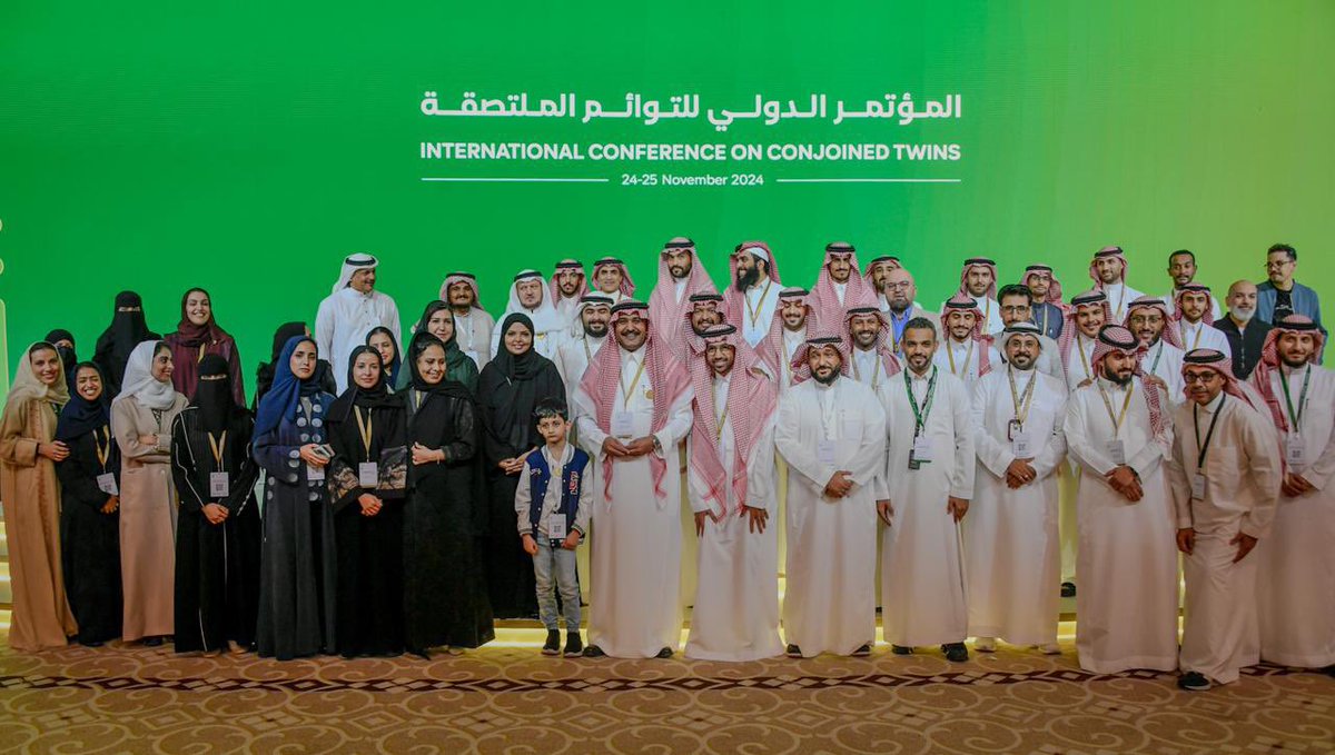Shalhoub88's tweet photo. 🖋️ في الإدارة :

الإدارة فن ، فهي لا تقتصر على إصدار التوجيهات وإتخاذ القرارات، بل تتمثل في قدرة القائد على بناء فريق عمل مؤهل وقادر على تحقيق الأهداف بكفاءة واستدامة. فالقائد الناجح لا يحتفظ بخبراته ومعارفه لنفسه، بل يحرص على نقلها إلى فريقه، ومشاركة تجاربه معهم، وتمكينهم من الإستفادة منها بما يسهم في تطوير أدائهم المهني والشخصي.

كما أن من أهم صفات القيادة الناجحة إشراك الموظفين في صناعة القرار، والإستماع إلى آرائهم ومقترحاتهم، وإتاحة الفرصة لهم للمساهمة في تطوير بيئة العمل وتحسين الإجراءات. فالموظف عندما يشعر بأن رأيه محل تقدير يصبح أكثر انتماءً وحرصًا على نجاح المنظمة .

ولا يقتصر دور القائد على المتابعة والتوجيه، بل يمتد إلى دعم وتمكين فريق العمل، ومنحهم الثقة والمسؤوليات المناسبة، وتوفير الفرص التي تساعدهم على النمو وإكتساب المهارات القيادية. فالقائد الحقيقي لا يصنع موظفين يعتمدون عليه، بل يصنع قادة قادرين على تحمل المسؤولية وقيادة المستقبل.

إن أعظم إنجاز يحققه القائد ليس فقط ما ينجزه خلال فترة قيادته، بل ما يتركه من كوادر مؤهلة وقادة متمكنين يواصلون مسيرة النجاح والتطوير من بعده.

ملخص ماذكرت 👇🏻

" القائد الناجح لا يقاس بعدد من يعملون تحت إدارته، بل بعدد القادة الذين صنعهم ومكّنهم ليقودوا من بعده ".