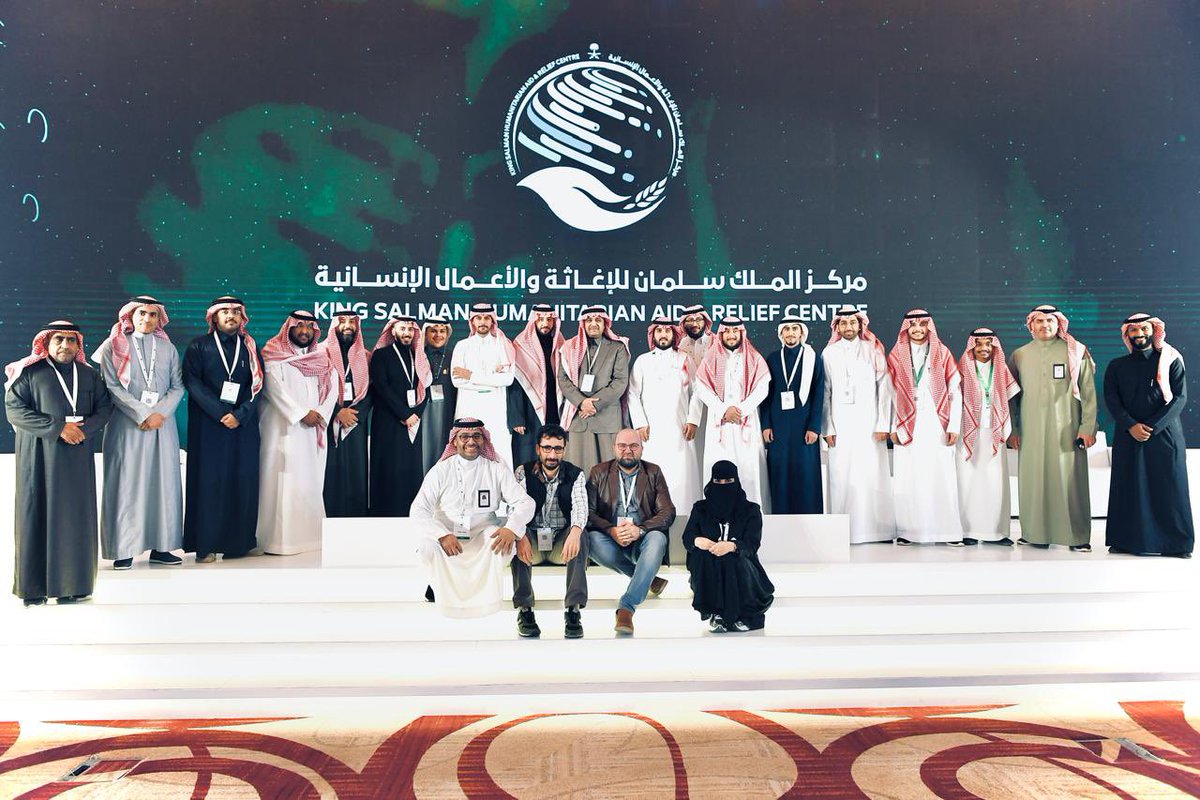 Shalhoub88's tweet photo. 🖋️ في الإدارة :

الإدارة فن ، فهي لا تقتصر على إصدار التوجيهات وإتخاذ القرارات، بل تتمثل في قدرة القائد على بناء فريق عمل مؤهل وقادر على تحقيق الأهداف بكفاءة واستدامة. فالقائد الناجح لا يحتفظ بخبراته ومعارفه لنفسه، بل يحرص على نقلها إلى فريقه، ومشاركة تجاربه معهم، وتمكينهم من الإستفادة منها بما يسهم في تطوير أدائهم المهني والشخصي.

كما أن من أهم صفات القيادة الناجحة إشراك الموظفين في صناعة القرار، والإستماع إلى آرائهم ومقترحاتهم، وإتاحة الفرصة لهم للمساهمة في تطوير بيئة العمل وتحسين الإجراءات. فالموظف عندما يشعر بأن رأيه محل تقدير يصبح أكثر انتماءً وحرصًا على نجاح المنظمة .

ولا يقتصر دور القائد على المتابعة والتوجيه، بل يمتد إلى دعم وتمكين فريق العمل، ومنحهم الثقة والمسؤوليات المناسبة، وتوفير الفرص التي تساعدهم على النمو وإكتساب المهارات القيادية. فالقائد الحقيقي لا يصنع موظفين يعتمدون عليه، بل يصنع قادة قادرين على تحمل المسؤولية وقيادة المستقبل.

إن أعظم إنجاز يحققه القائد ليس فقط ما ينجزه خلال فترة قيادته، بل ما يتركه من كوادر مؤهلة وقادة متمكنين يواصلون مسيرة النجاح والتطوير من بعده.

ملخص ماذكرت 👇🏻

" القائد الناجح لا يقاس بعدد من يعملون تحت إدارته، بل بعدد القادة الذين صنعهم ومكّنهم ليقودوا من بعده ".