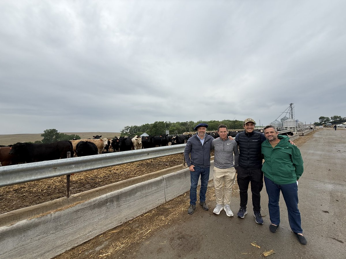 VascoSallaberry's tweet photo. Obviamente en producción, infraestructura y tecnología es impresionante el desarrollo que tienen; miden todo, buscan la eficiencia al detalle en cada decisión que toman. 

Todos los productores están al tanto de los insumos, las dietas, los procesos, los tiempos y los mercados https://t.co/OjSv6OdoGY