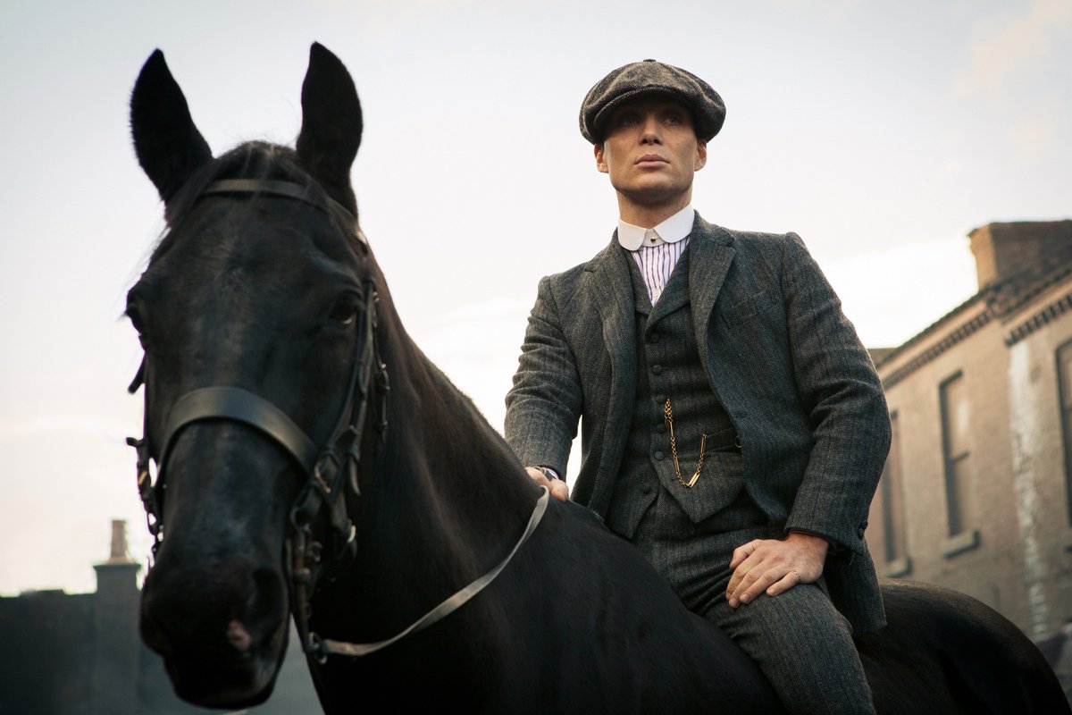 Anyeud1's tweet photo. 🧵 Acabo de empezar a ver Peaky Blinders y entiendo por qué tantas personas la recomiendan. Aquí van algunas lecciones y reflexiones que me ha dejado esta serie:
1/ No importa de dónde vienes. Lo que importa es la visión que tienes para tu futuro. Tommy Shelby empieza desde abajo, pero piensa en grande desde el primer día.