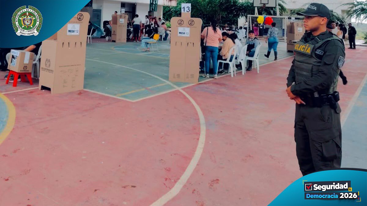 PosgradosPonal's tweet photo. Con el cierre de las mesas de votación, nuestros hombres  de la Policía Nacional continúan comprometidos con la protección de la democracia, acompañando el proceso de escrutinio y velando por la seguridad y la convivencia y el orden público. 🇨🇴👮🏻‍♀️👮🏻‍♂️

#EleccionesSeguras https://t.co/jttC6LRgkr