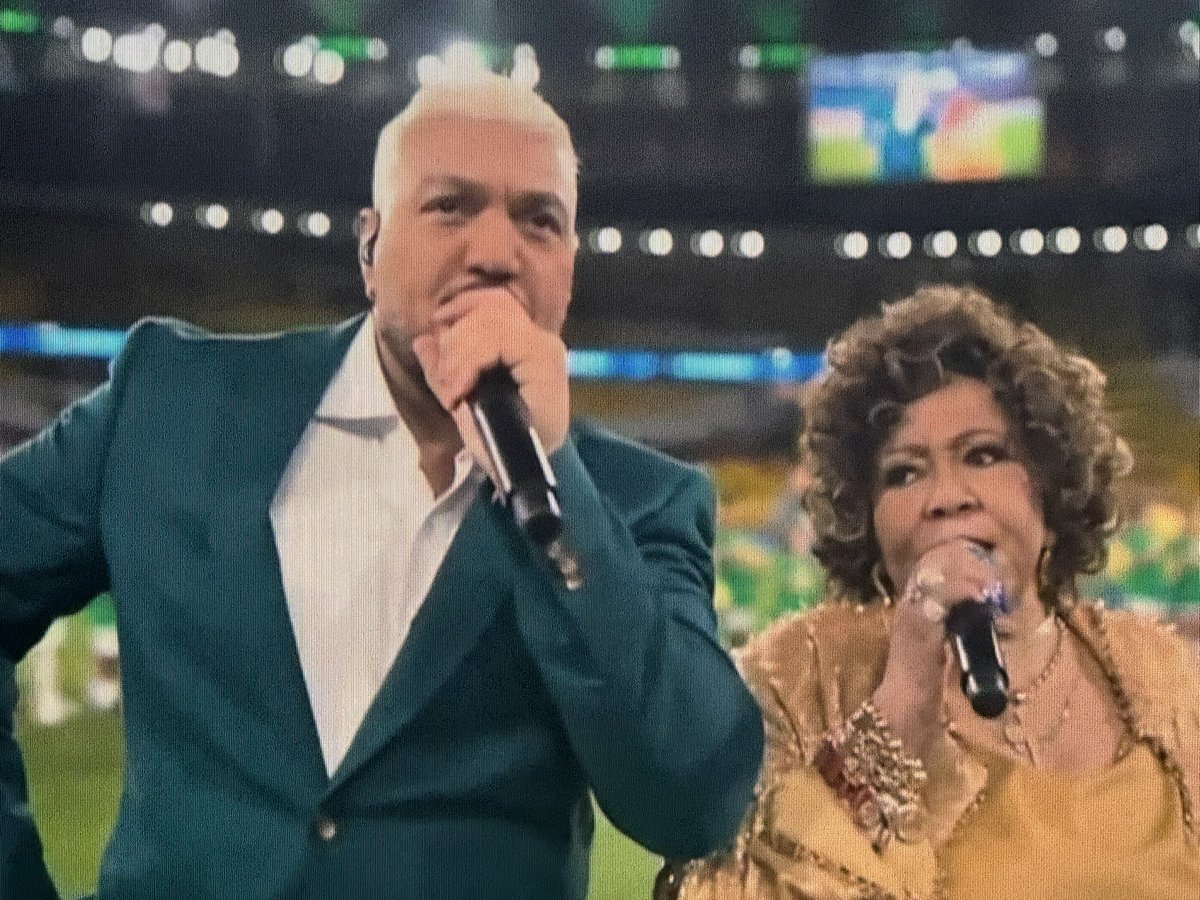 Garnizeu's tweet photo. Que merda foi essa no hino do nacional no jogo do Brasil e Panamá?! Já vi que da Copa não vai ser fácil. https://t.co/ExIN5AC2gC